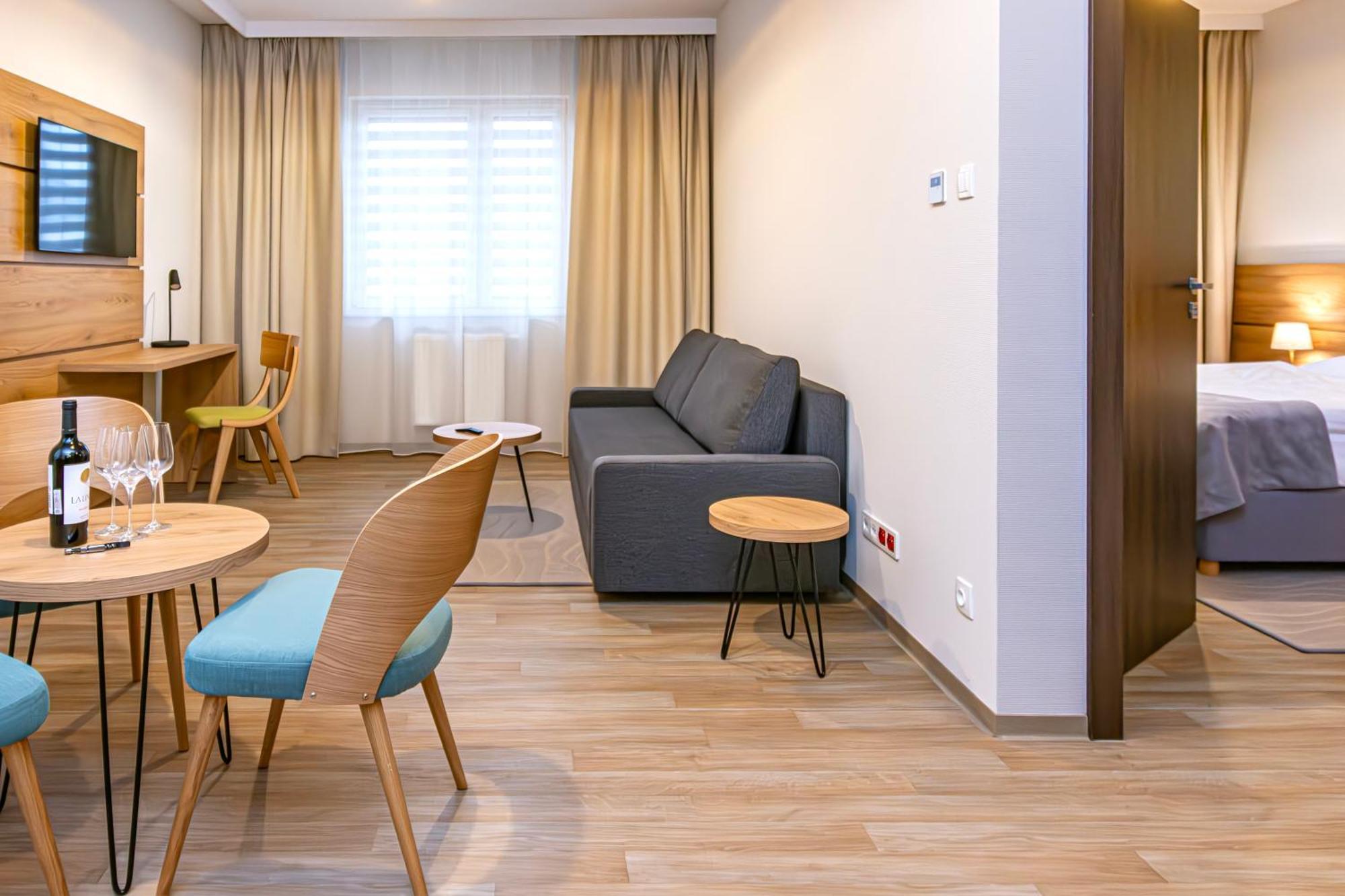 Novy Hotel Зелёна-Гура Экстерьер фото