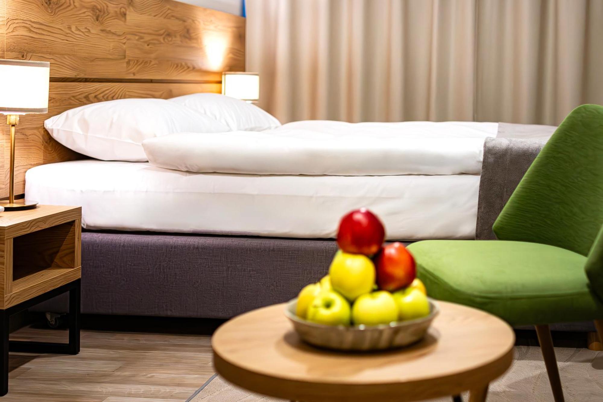 Novy Hotel Зелёна-Гура Экстерьер фото