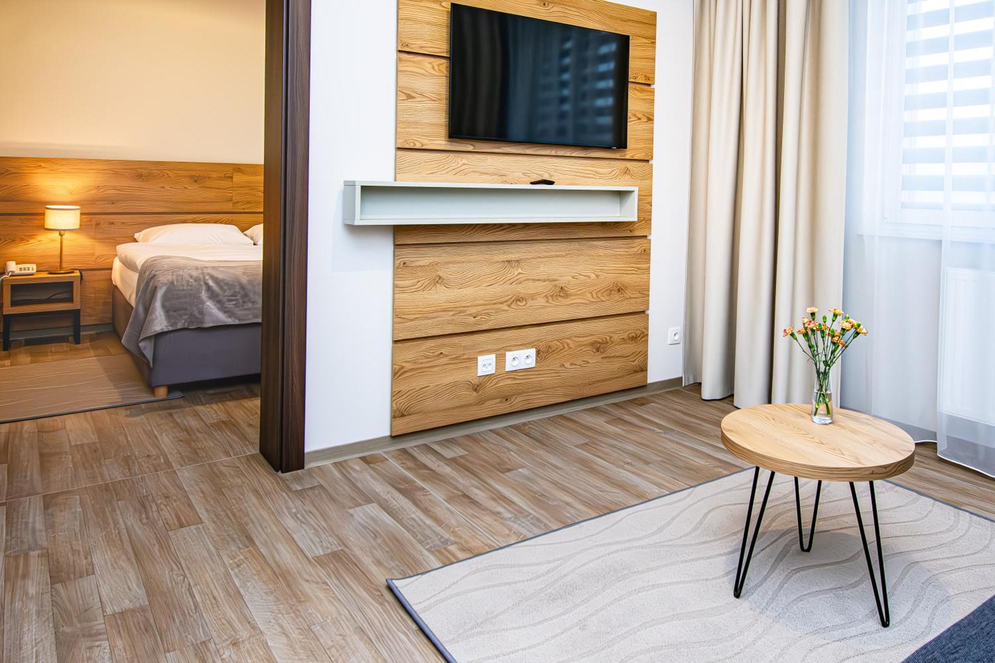Novy Hotel Зелёна-Гура Экстерьер фото