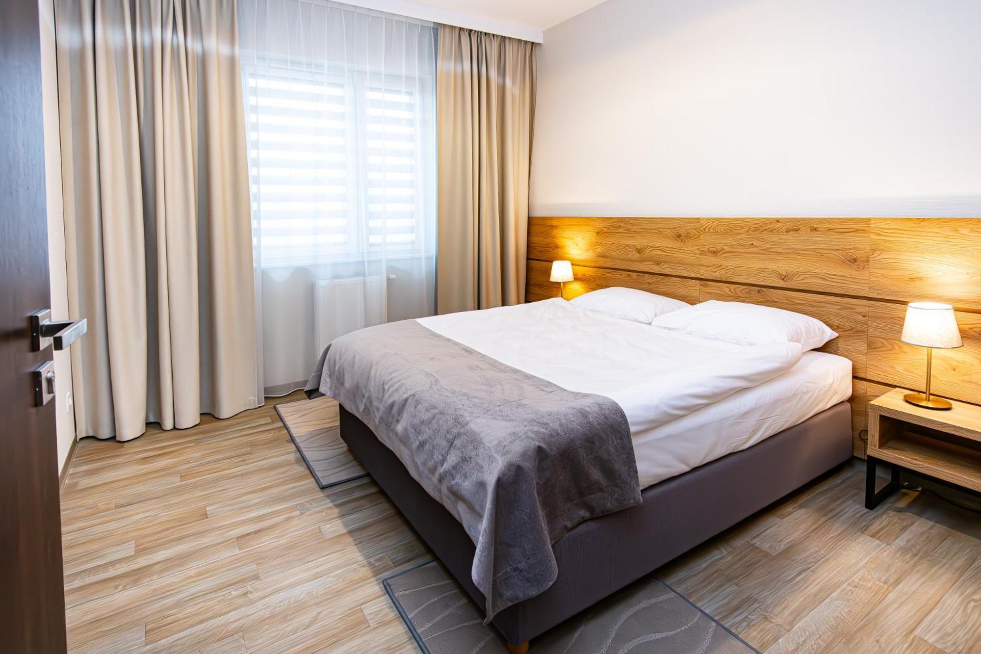 Novy Hotel Зелёна-Гура Экстерьер фото